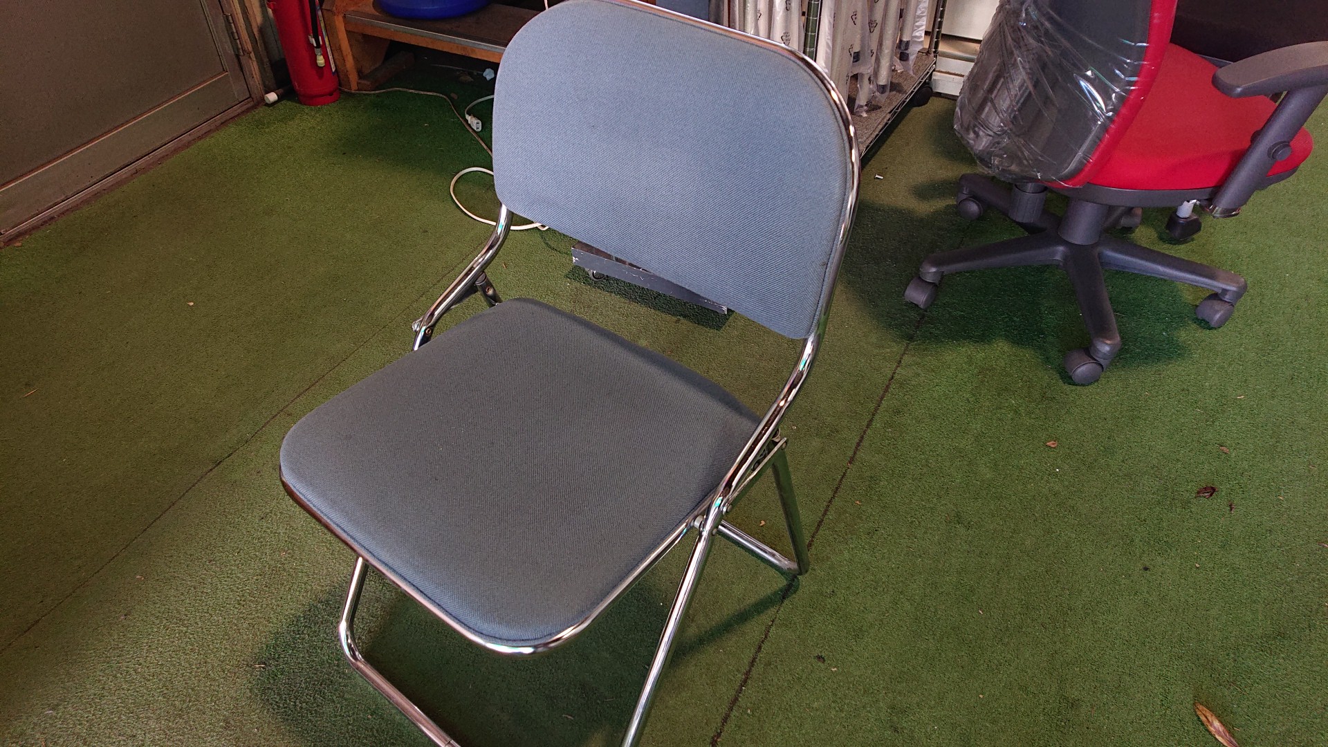 中古 イトーキ(ITOKI) 折りたたみ椅子 布張り ネイビー | オフィス家具