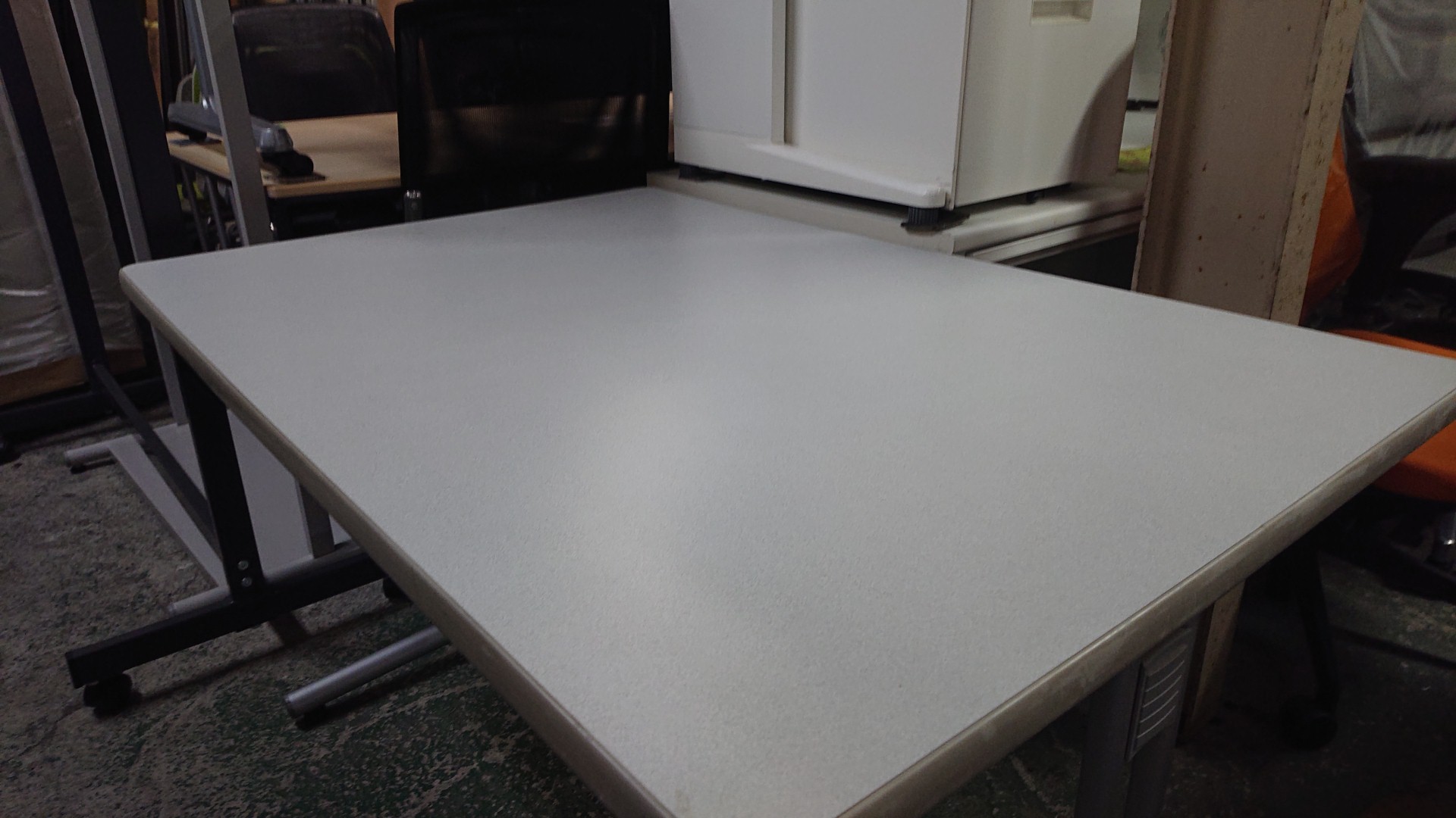 テーブル | オフィス家具 JINZAグループ